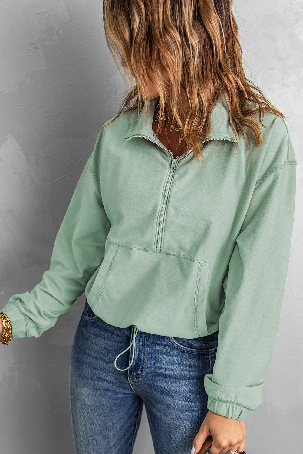 Grünes Pullover-Sweatshirt mit Reißverschluss vorne und Taschen