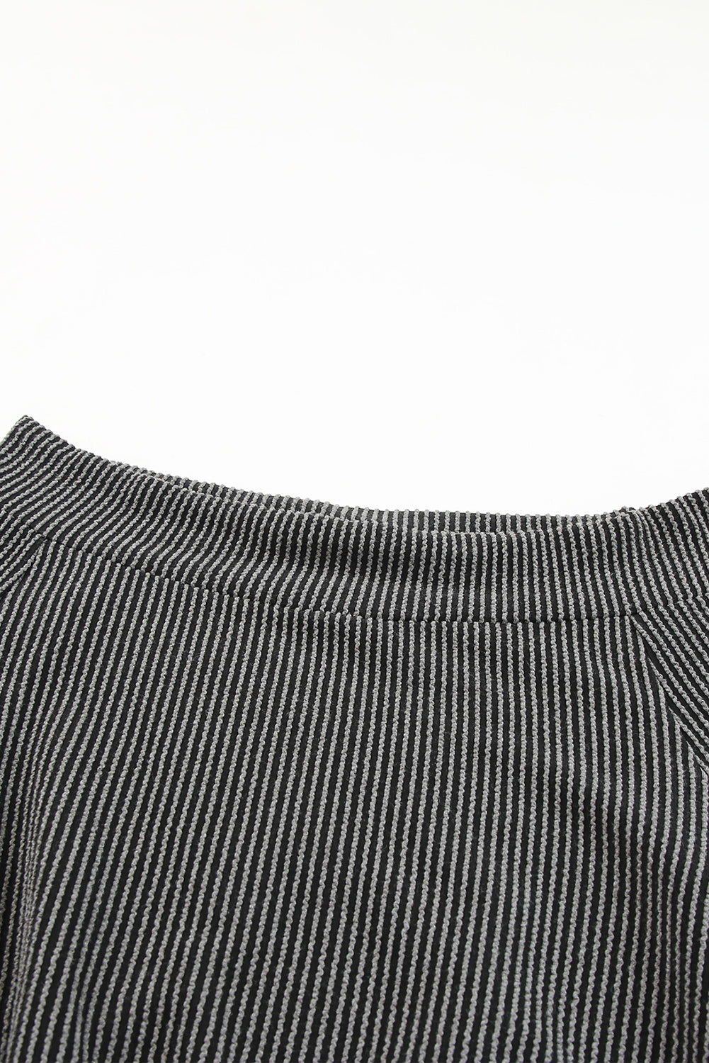 Siva rebrasta pletena majica z balonastimi rokavi z odprtimi rameni