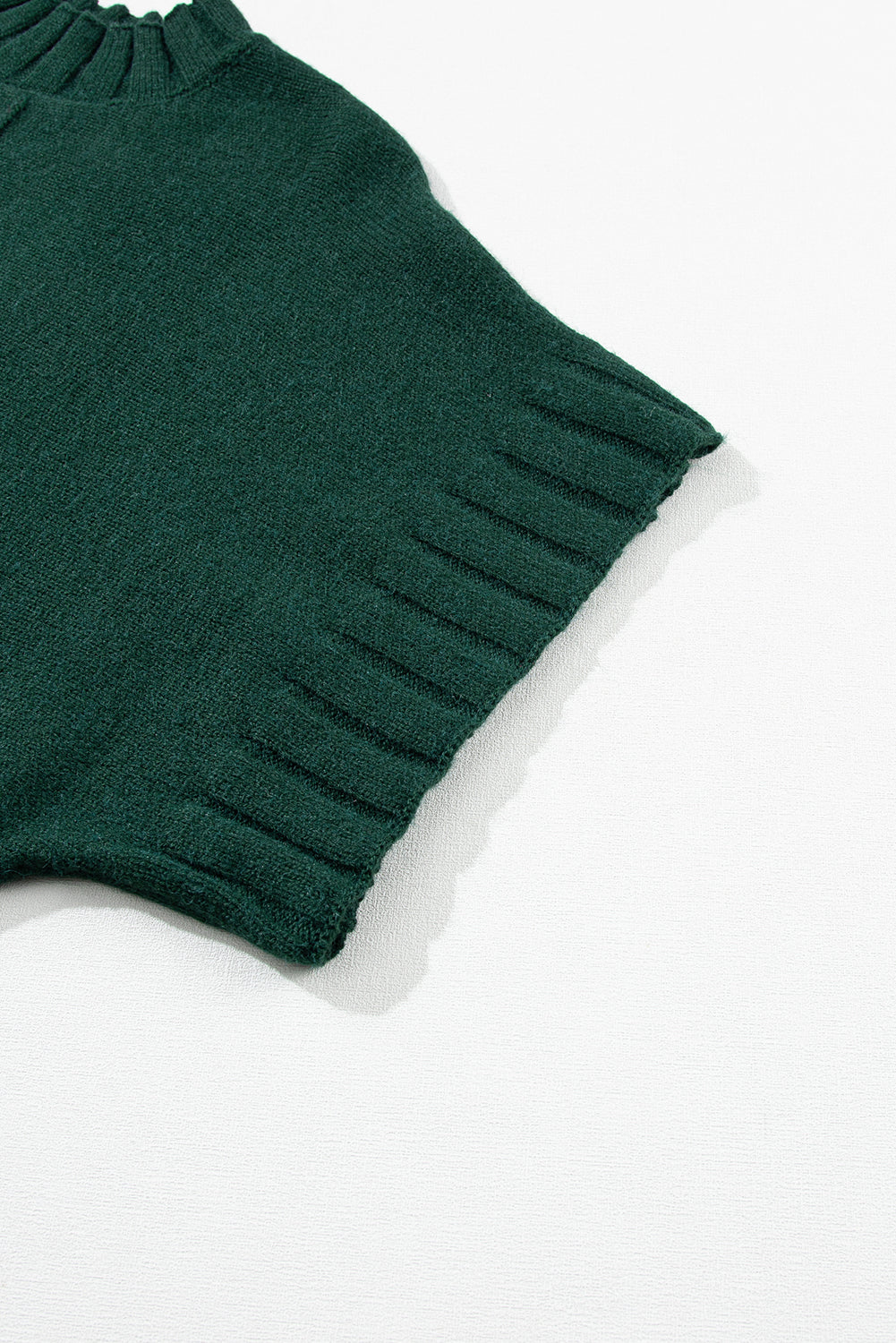 Srednje sivi pleteni pulover kratkih rukava s lažnim izrezom u obliku šišmiša