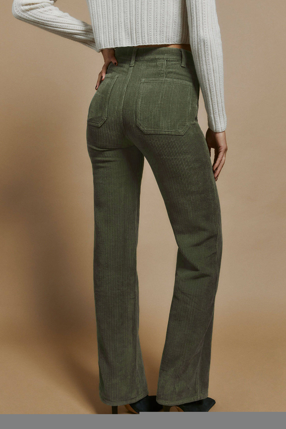 Pantalon en velours côtelé vert taille haute avec poches carrées