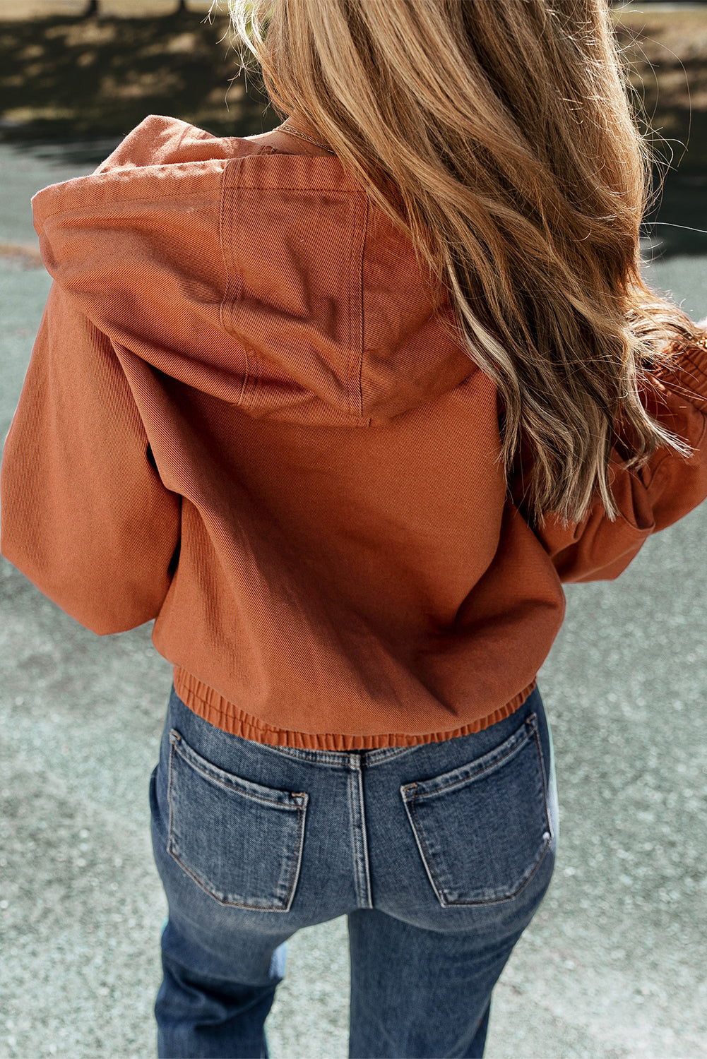 Jakna iz džinsa z elastičnim robom in kapuco iz rdeče gline