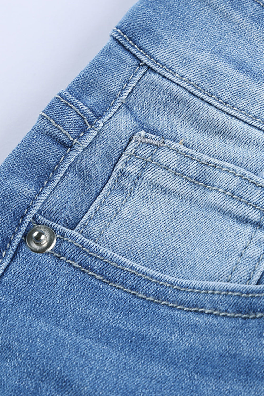 Verwaschene Jeans mit mittelhohem Bund und Löchern