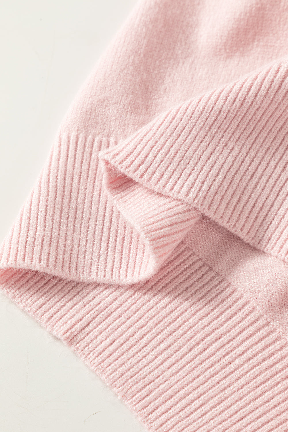 Pulover s okruglim izrezom i ružičastim šavovima od šenilske tratinčice