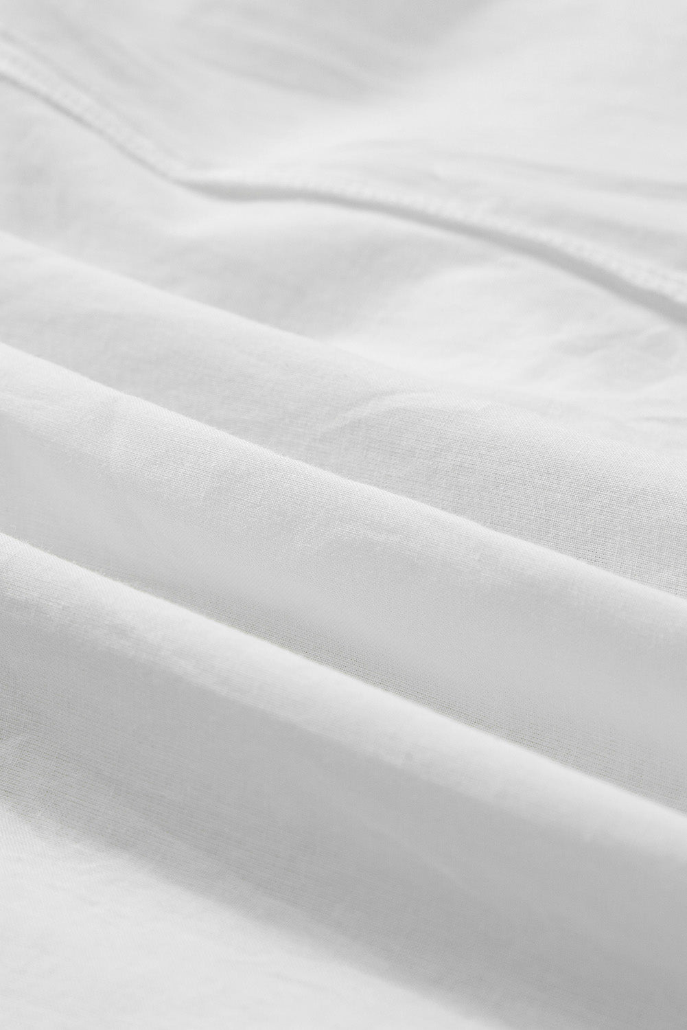 Bela obleka brez rokavov z izrezom po povodcu, z vzorcem boho