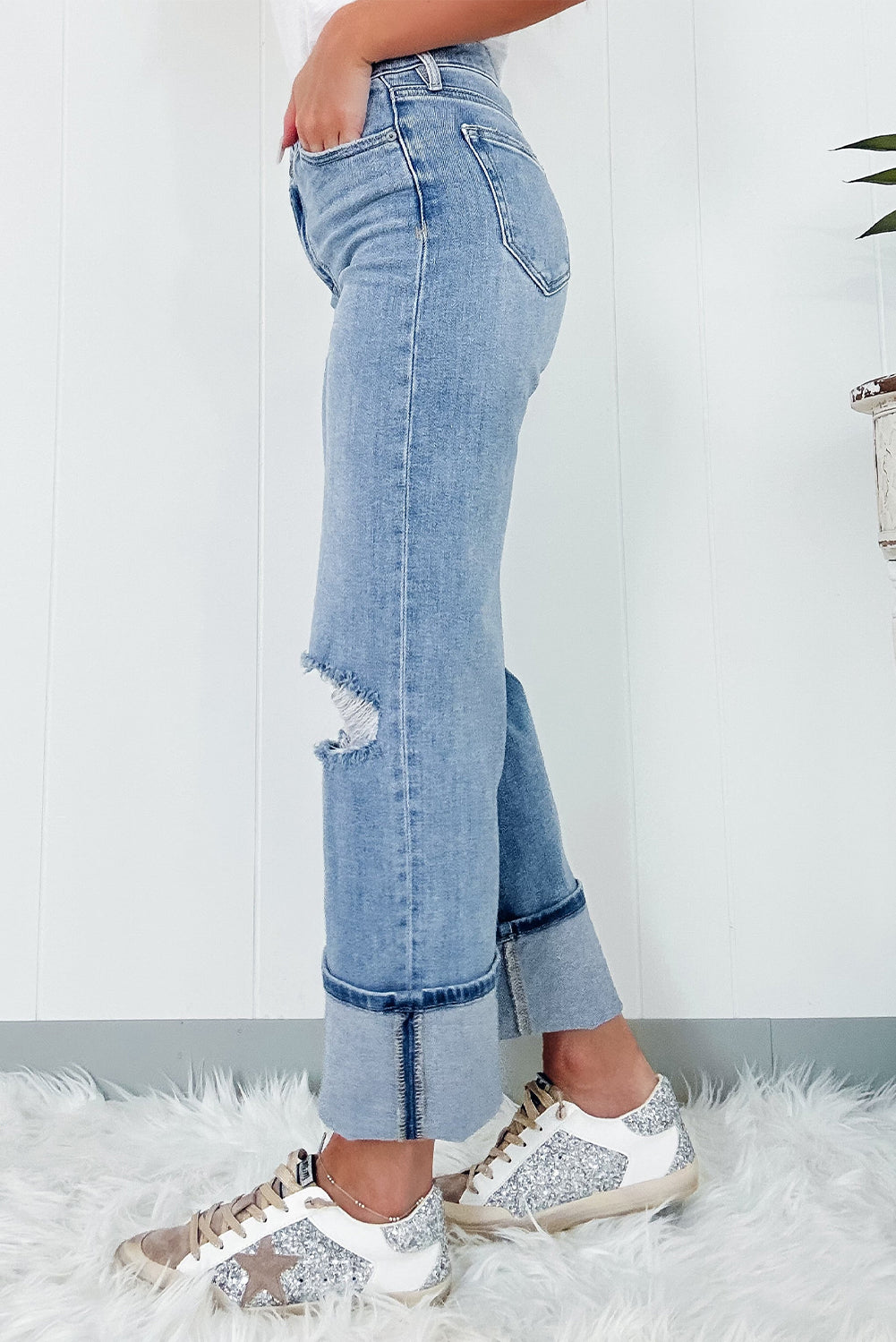 Jeans strappati con zip e bottoni asimmetrici a vita alta blu scuro