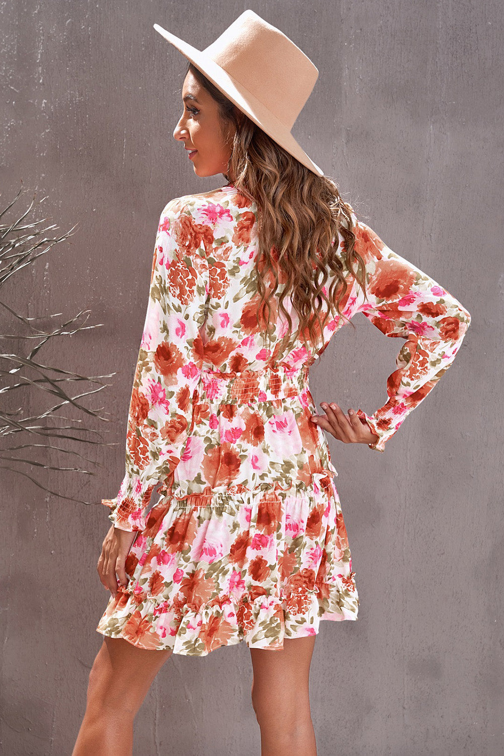 Višebojna mini haljina s cvjetnim V izrezom i dugim rukavima na vezanje u struku