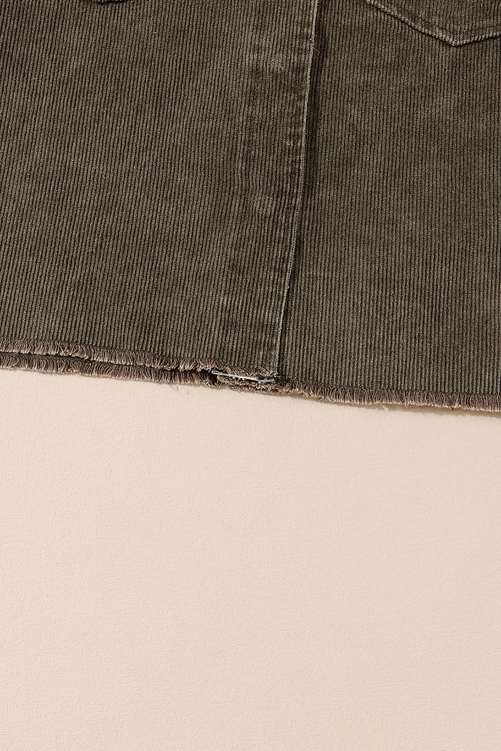 Jakna iz velveta z žepi v sivem kontrastu s kačjo kožo