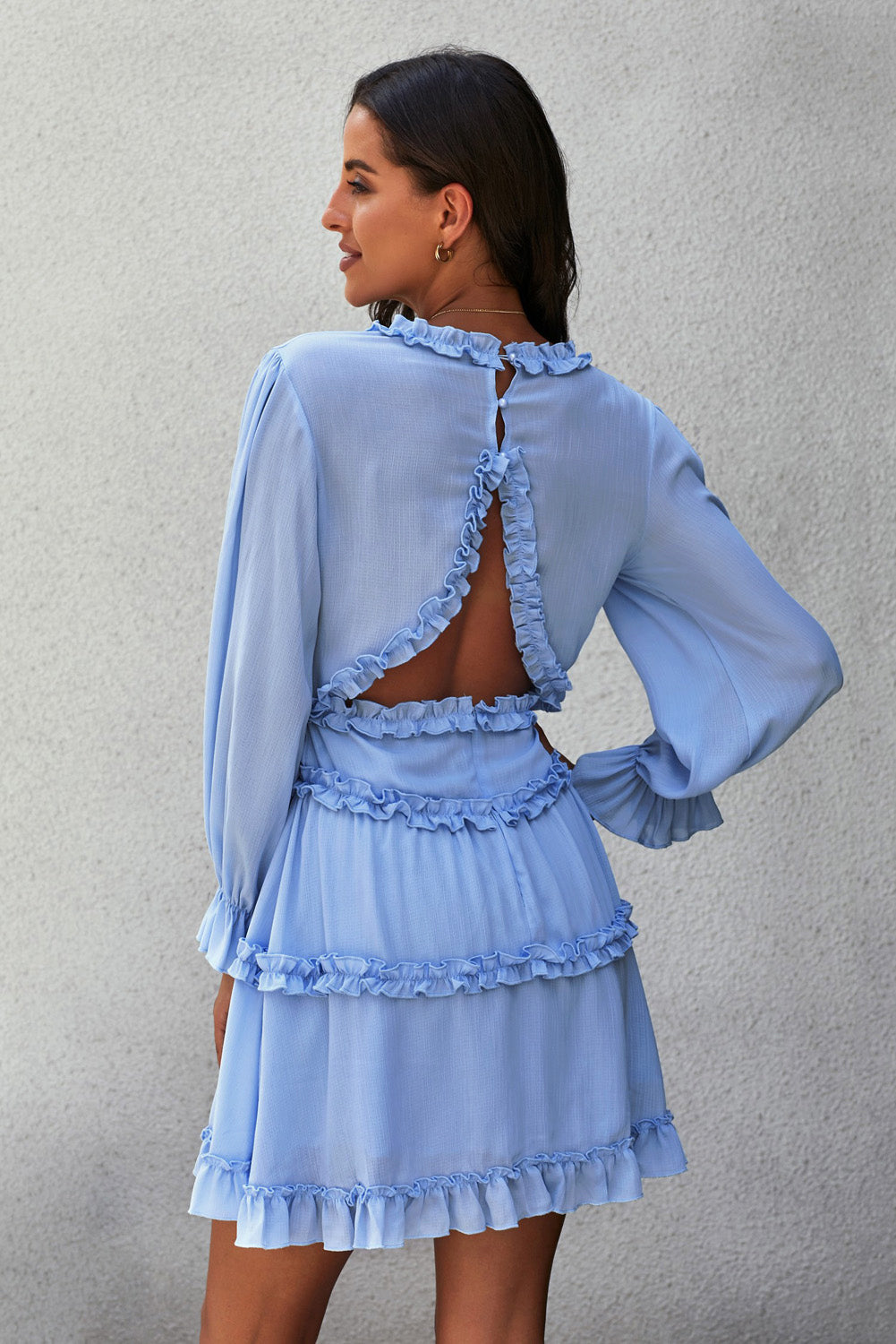 Himmelblaues Kleid mit V-Ausschnitt, Rüschen und offenem Rücken