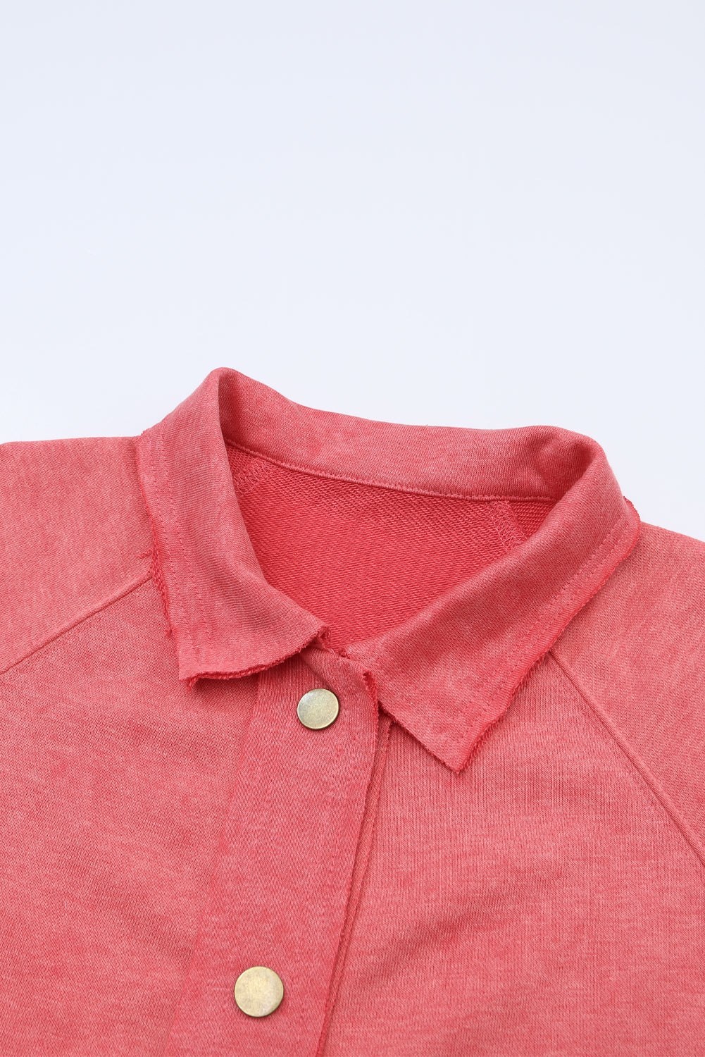 Feurige rote Vintage-Hemdjacke mit verwaschener Pattentasche und Knöpfen