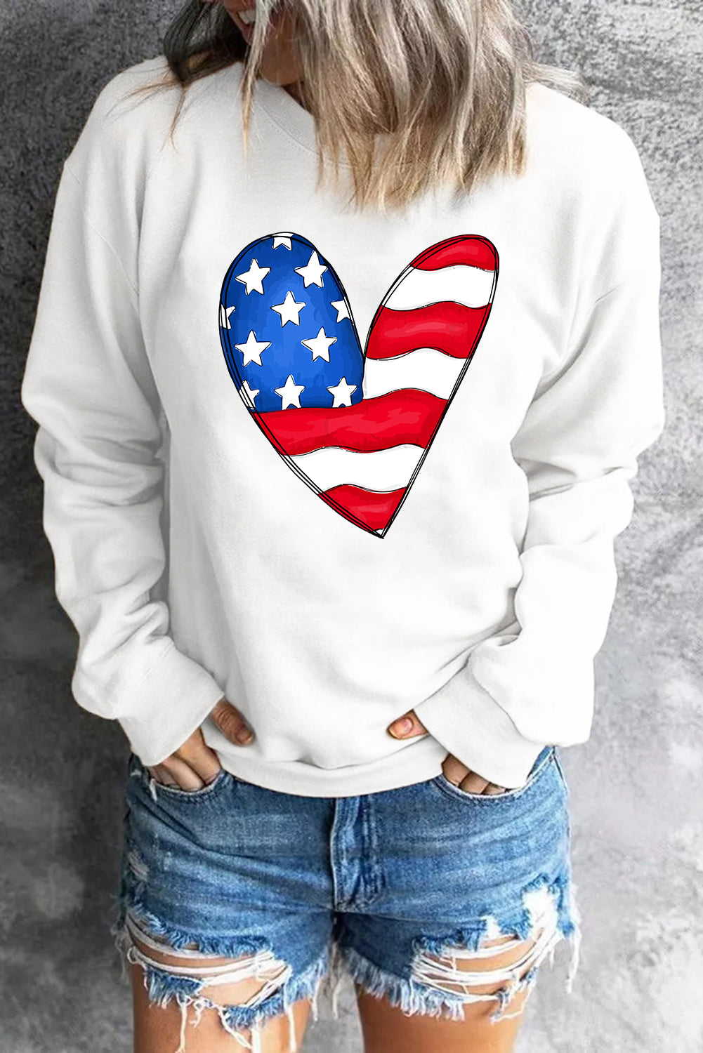 Sweat-shirt blanc à manches longues et imprimé coeur avec drapeau américain