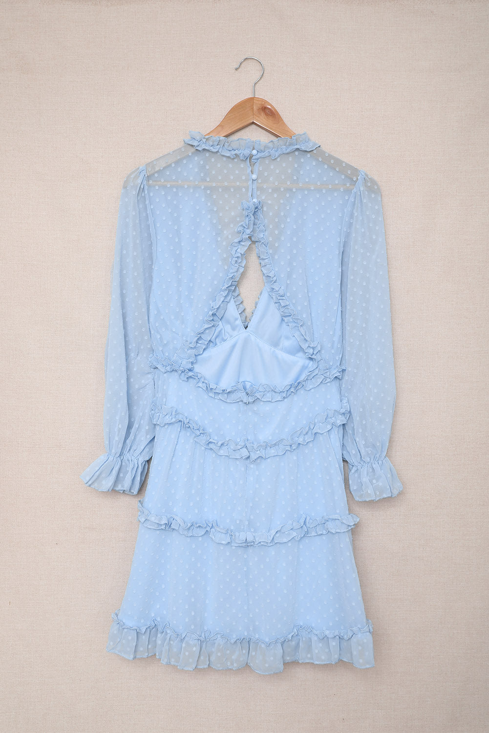 Nebesno modra večplastna mini obleka s švicarskimi pikami in naborki z odprtim hrbtom