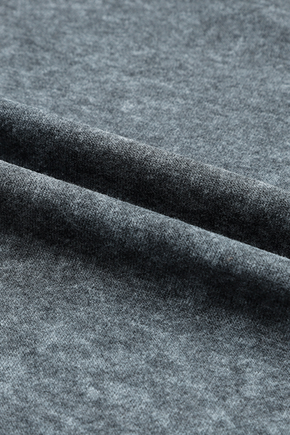 Pulover s šivi in ​​razporki sproščenega kroja v sivi barvi Acid Wash