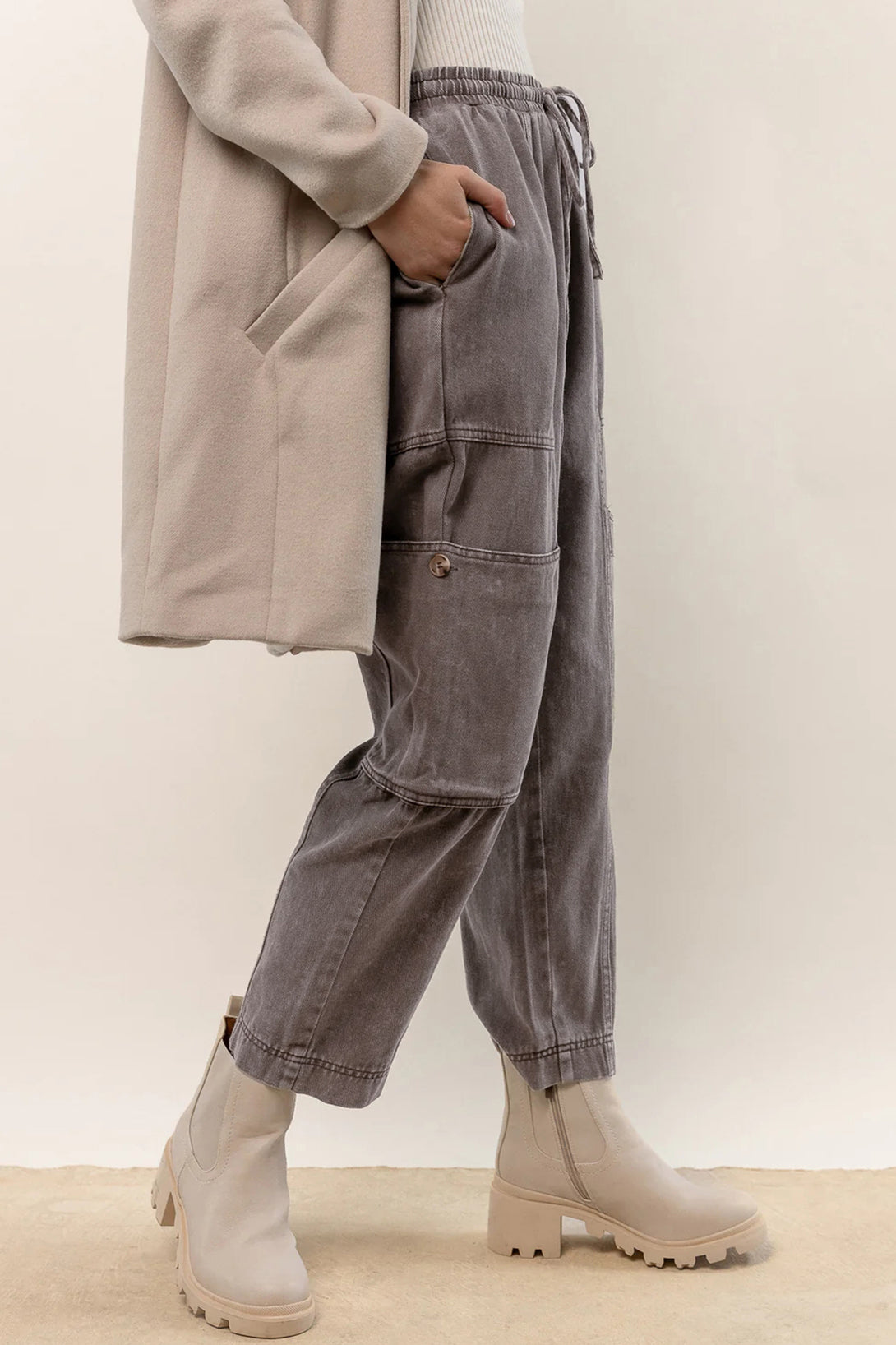 Pantalon gris délavé à l'acide avec plusieurs poches et cordon de serrage à la taille