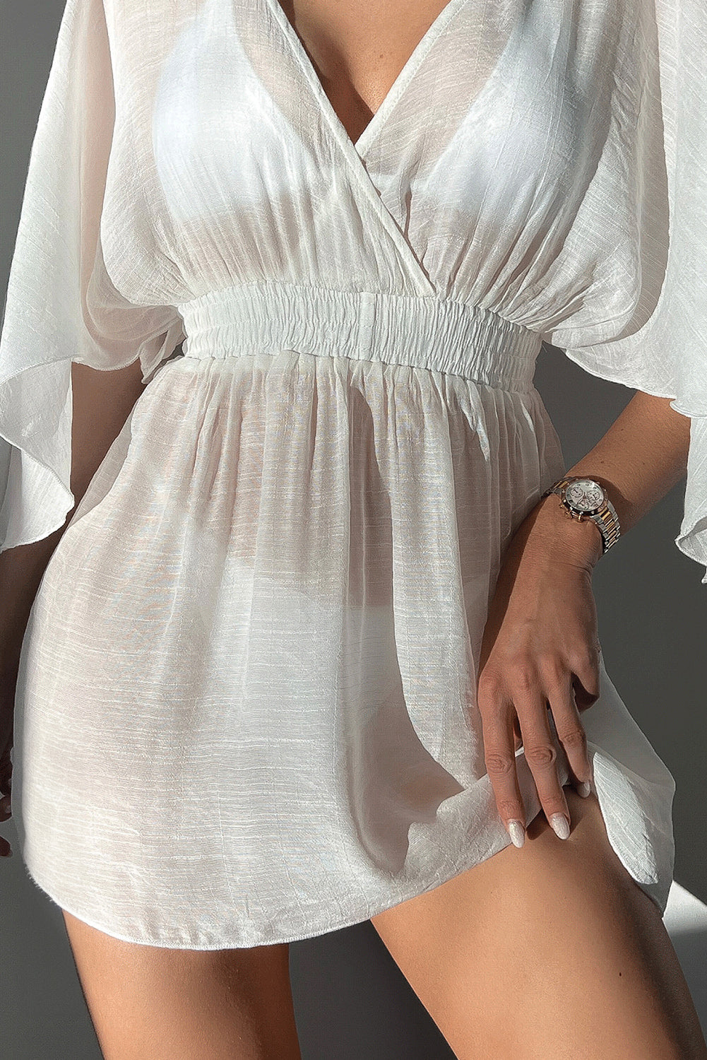 Bijela poluprozirna haljina za plažu omotanih lepršavih rukava