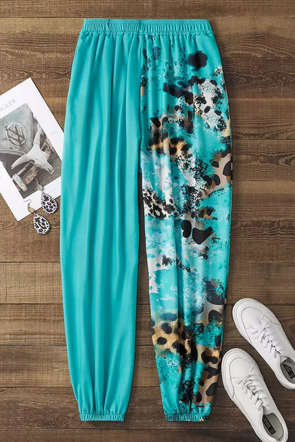 Svetlo modre jogger hlače s kontrastnim leopardjim tie-dye vzorcem