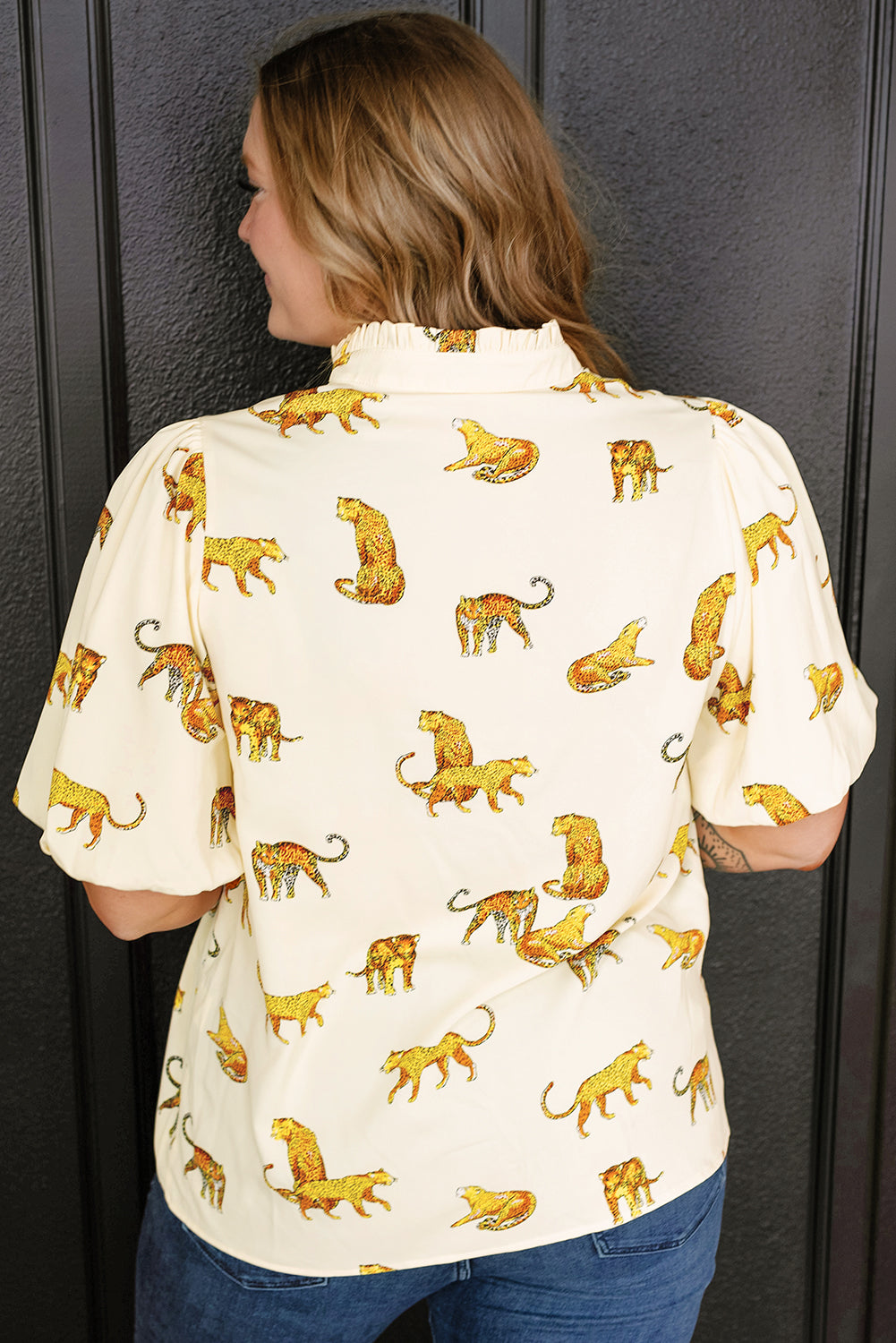 Beigefarbene Plus-Size-Bluse mit Gepardenmuster und kurzen Puffärmeln