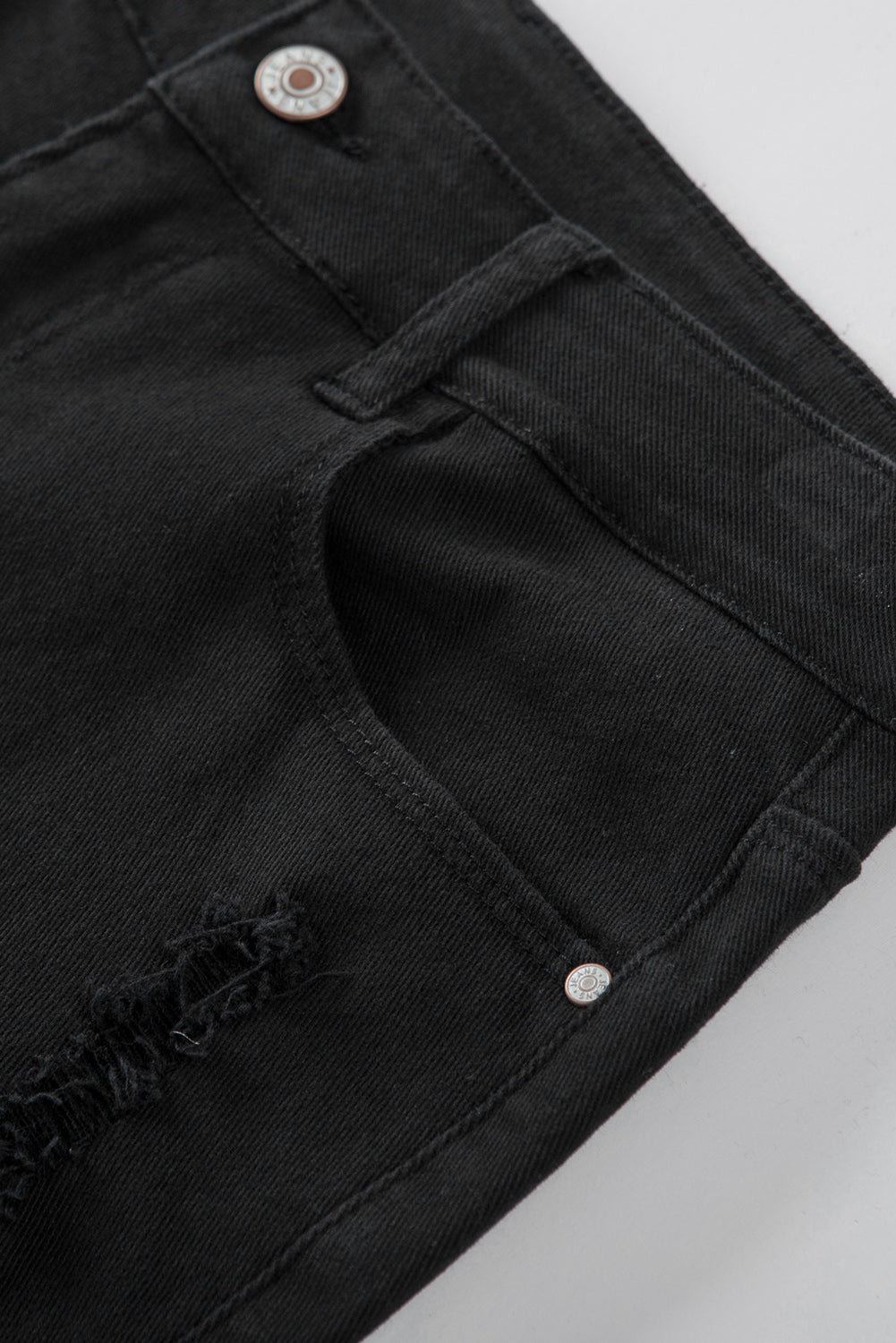 Črne, enobarvne kratke hlače iz jeansa v stiski