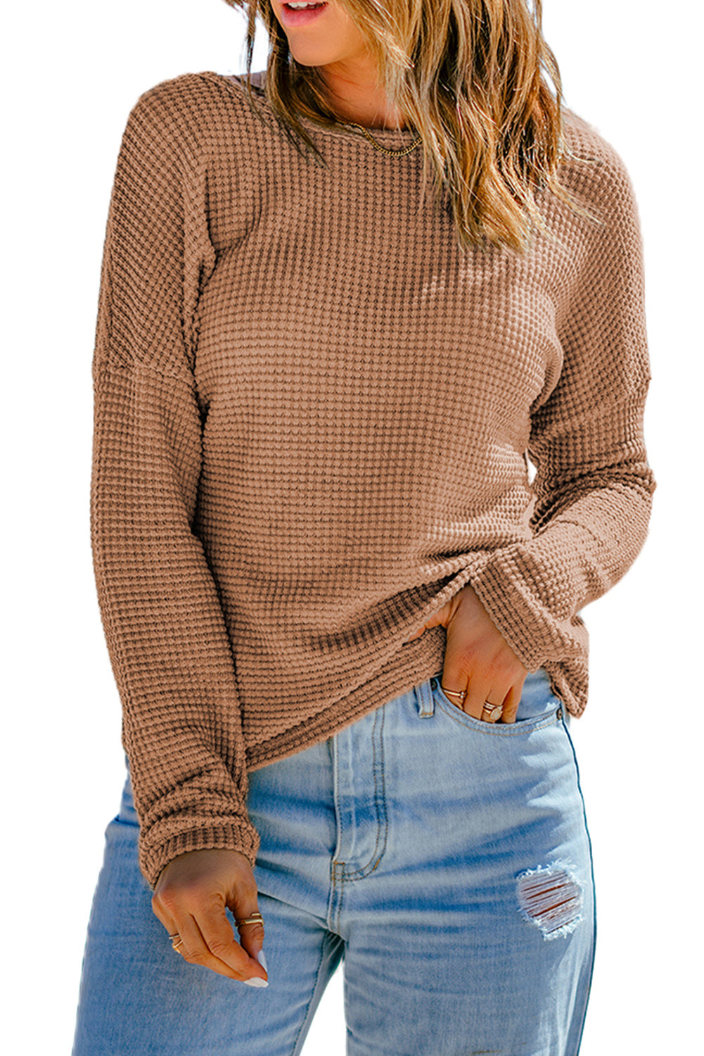 Tamno smeđa pletena majica s dugim rukavima spuštenih ramena
