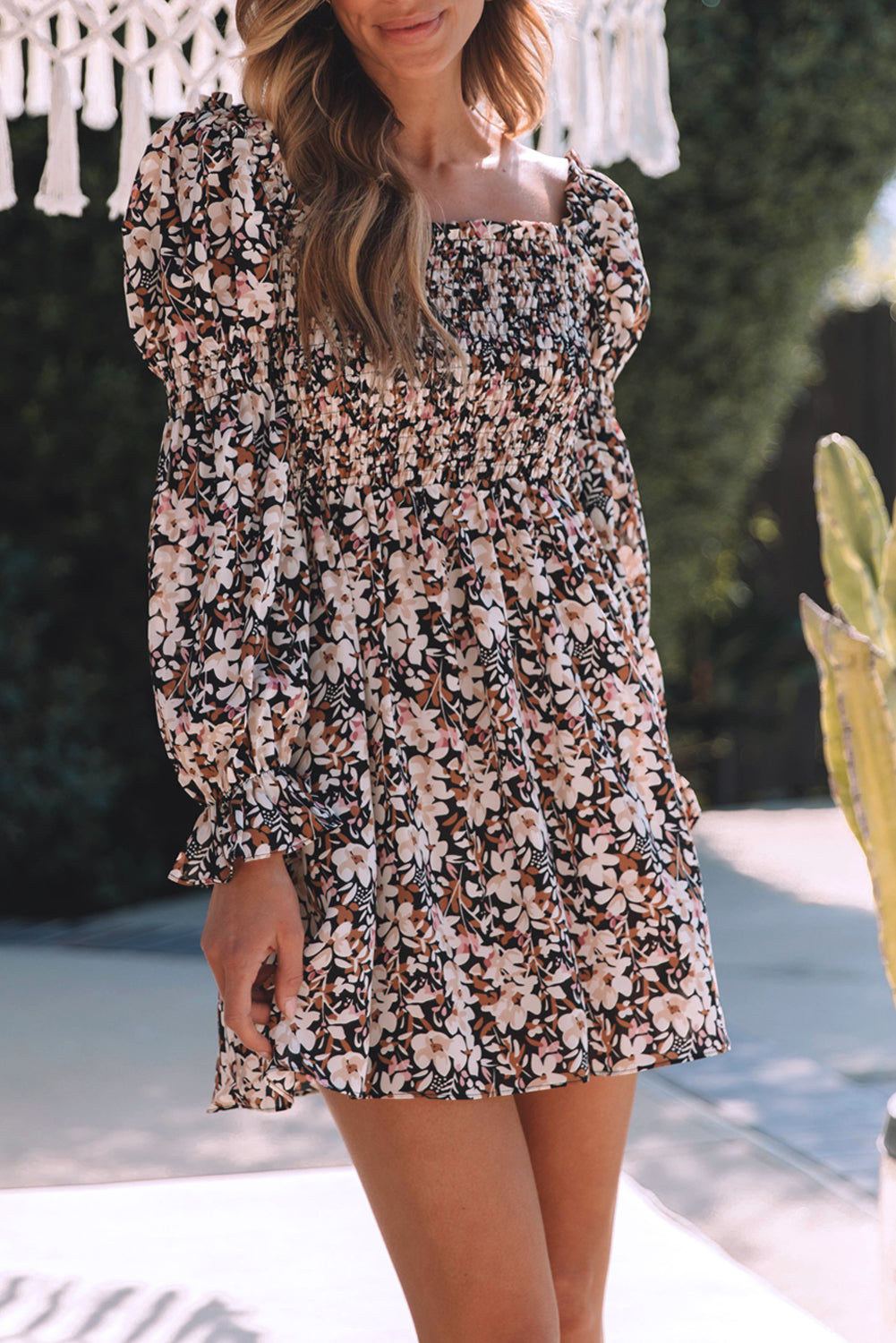 Smeđa cvjetna plisirana haljina s puf rukavima i četvrtastim izrezom