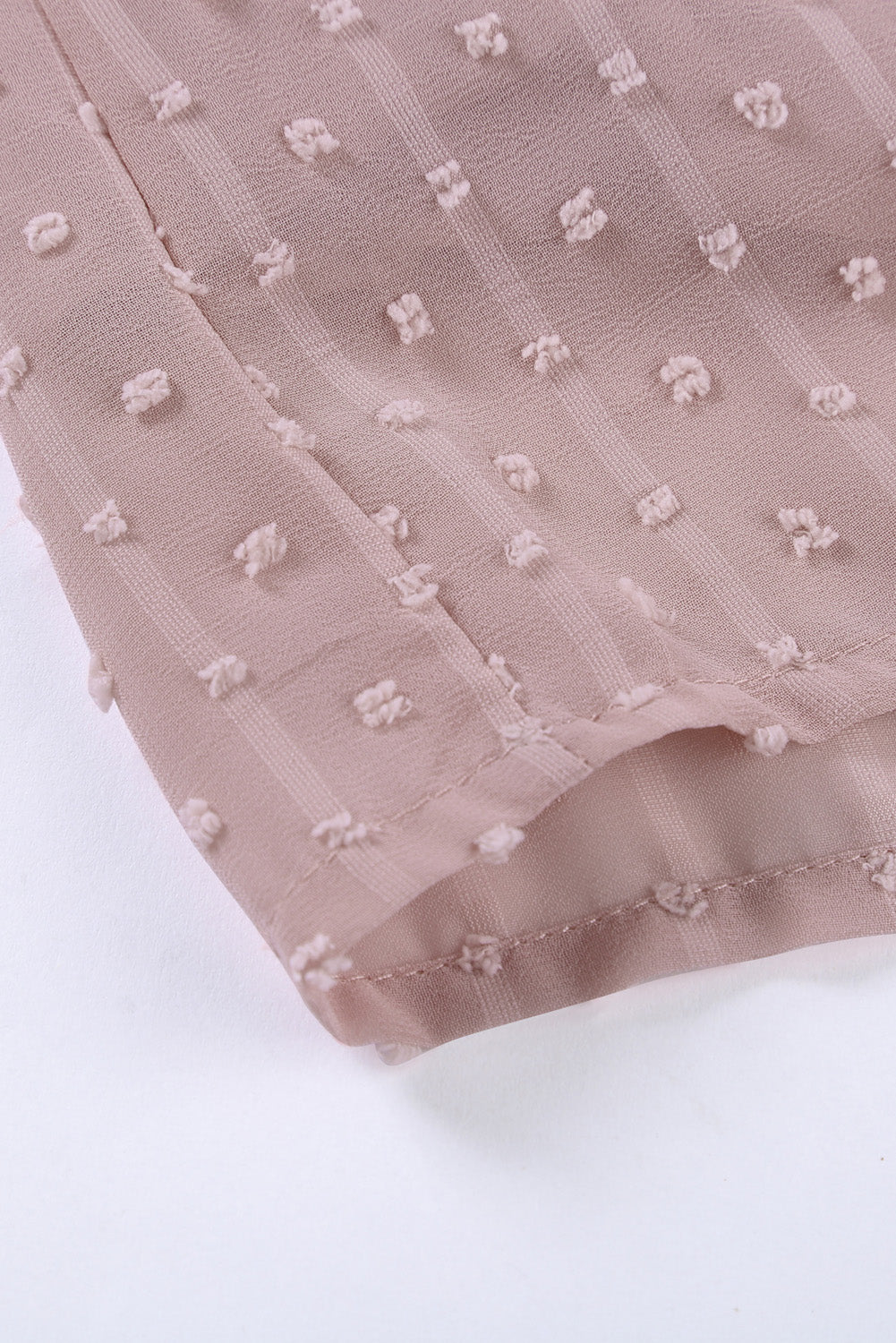 Rožnata majica s kratkimi rokavi s švicarskimi pikami in V-izrezom