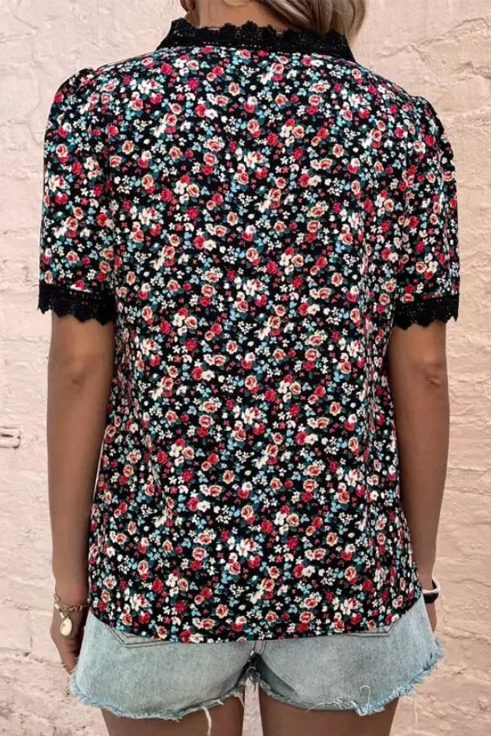 Višebojna ležerna bluza s cvjetnim čipkastim ukrasima