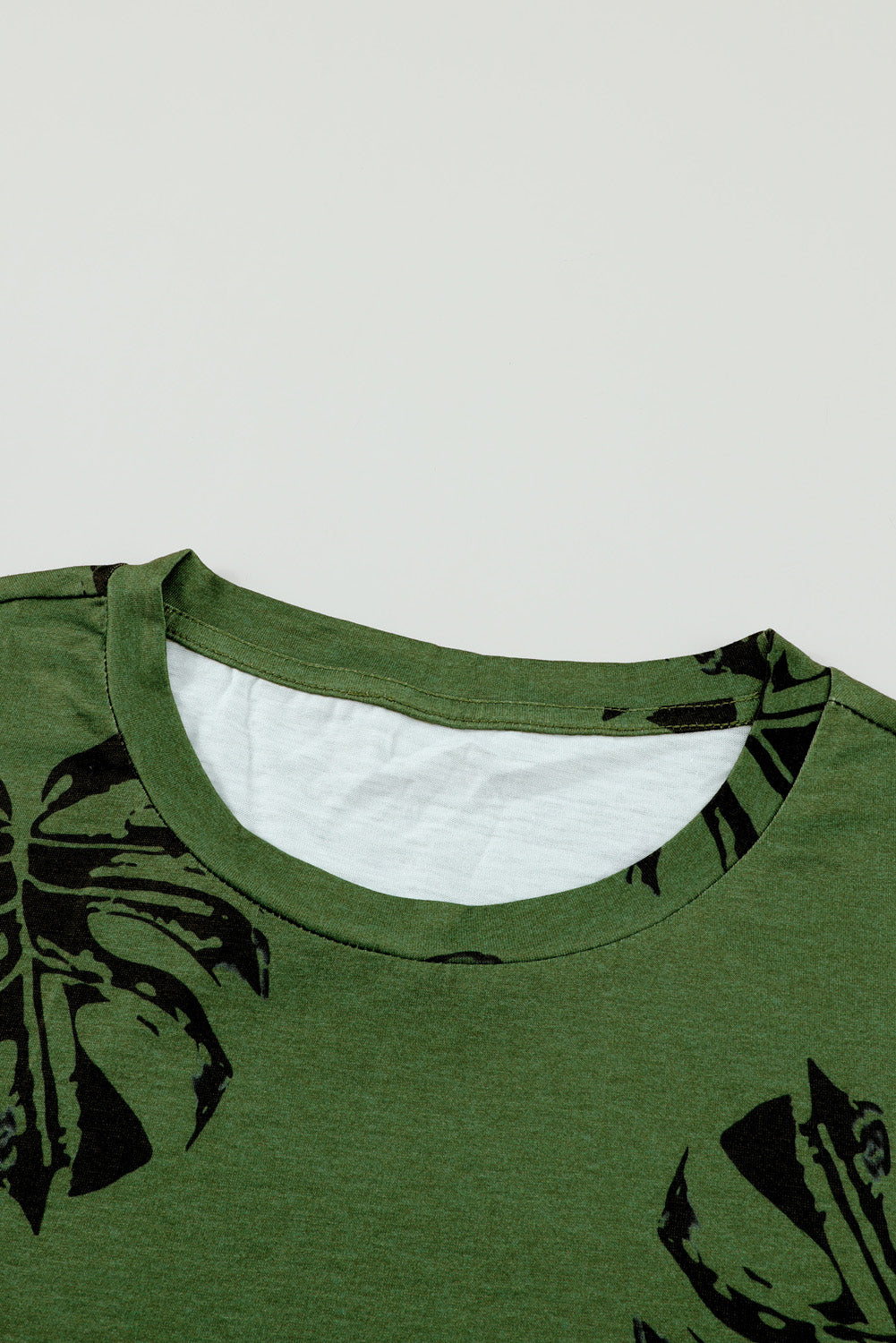 Grünes T-Shirt mit Rundhalsausschnitt und tropischem Pflanzen-Print
