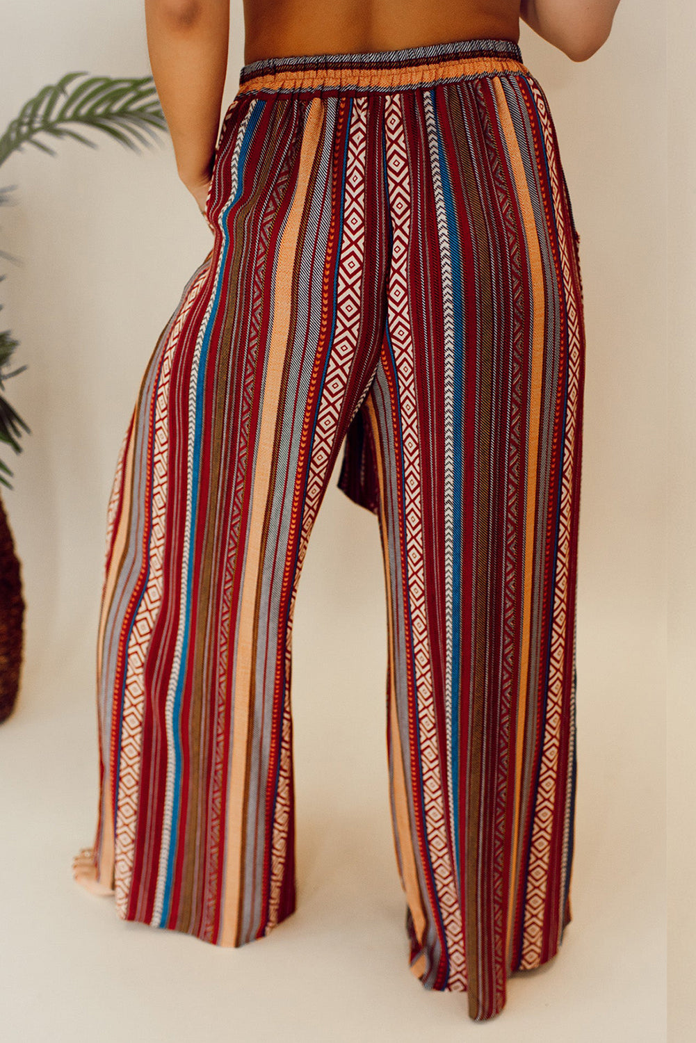 Rote Boho-Hose mit ethnischem Streifenmuster und weitem Bein