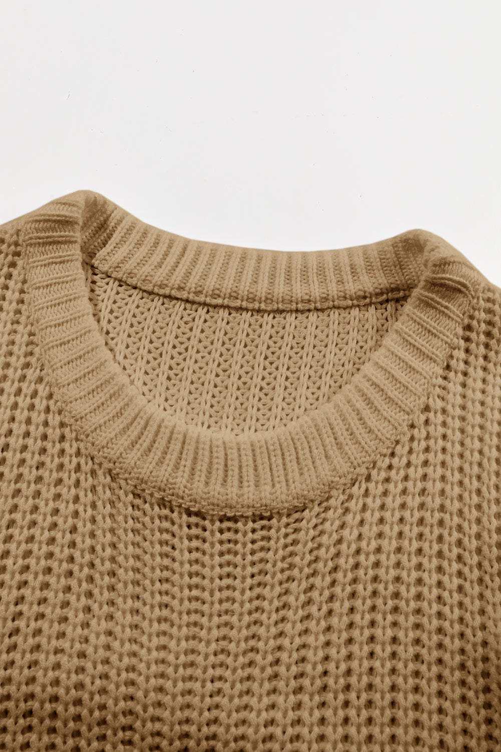 Rebrasto pleten pulover z okroglim izrezom v barvi kaki