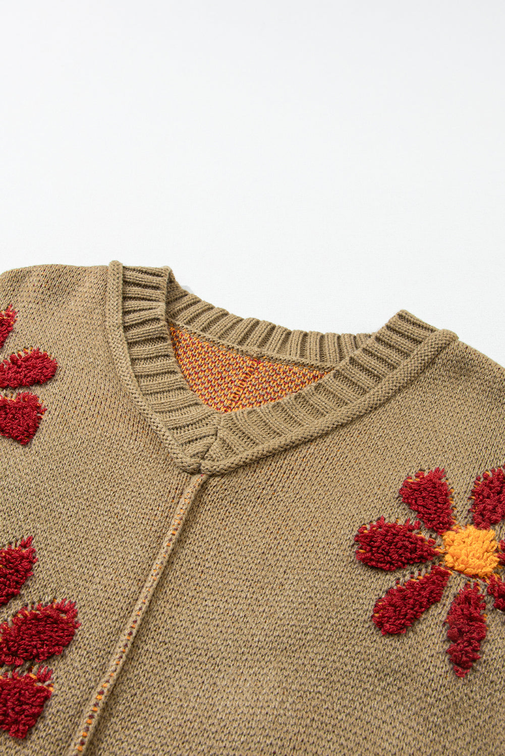 Pleteni rebrasti pulover s V izrezom s kaduljinim zelenim cvijetom