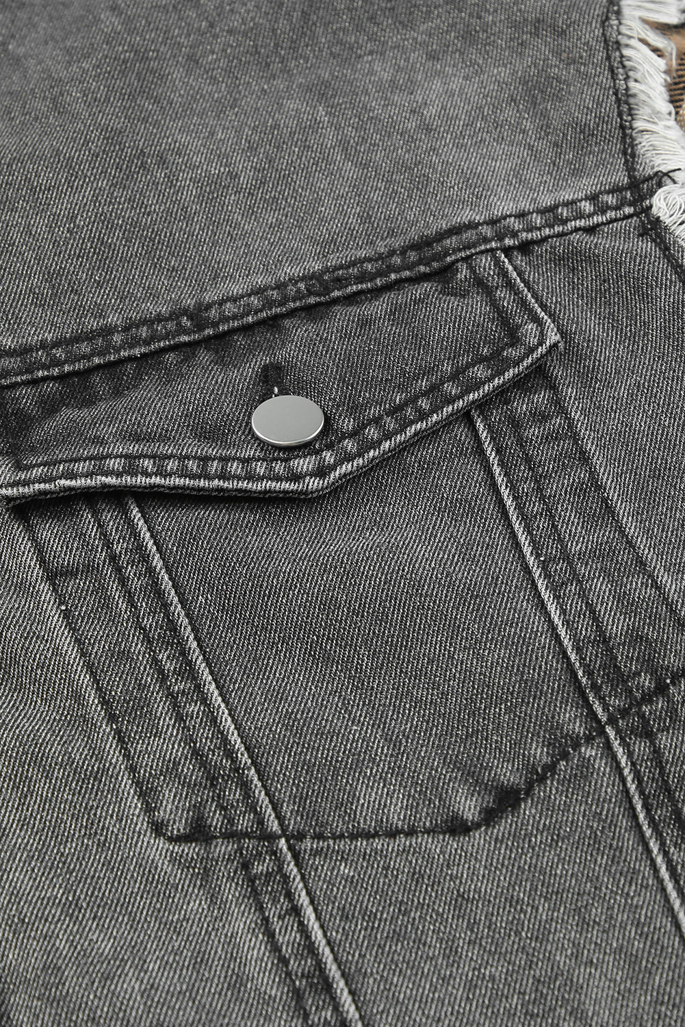 Veste en jean gris moyen avec poche à rabat et patch à carreaux effet vieilli