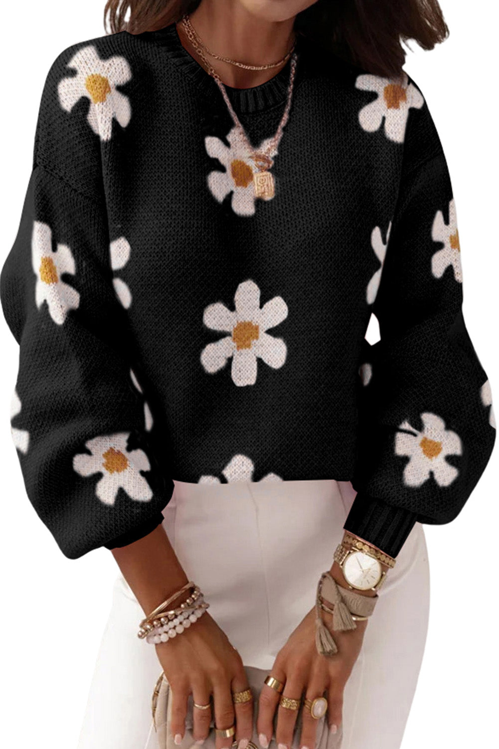 Blijedo kaki ružičasti pulover s cvjetnim uzorkom na spuštena ramena