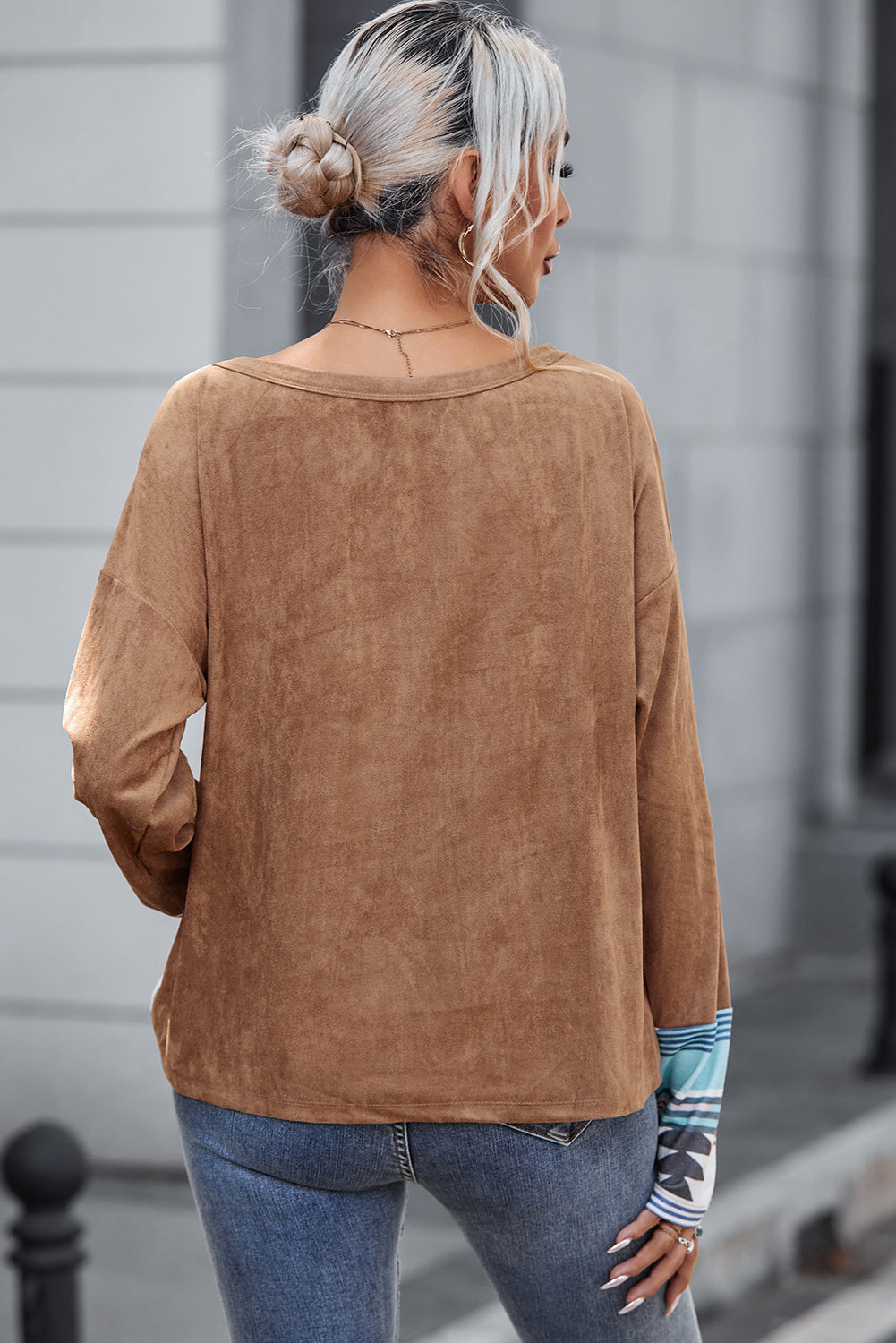 Braunes, langärmliges Oberteil mit Aztekenmuster und Patchwork-Brusttasche