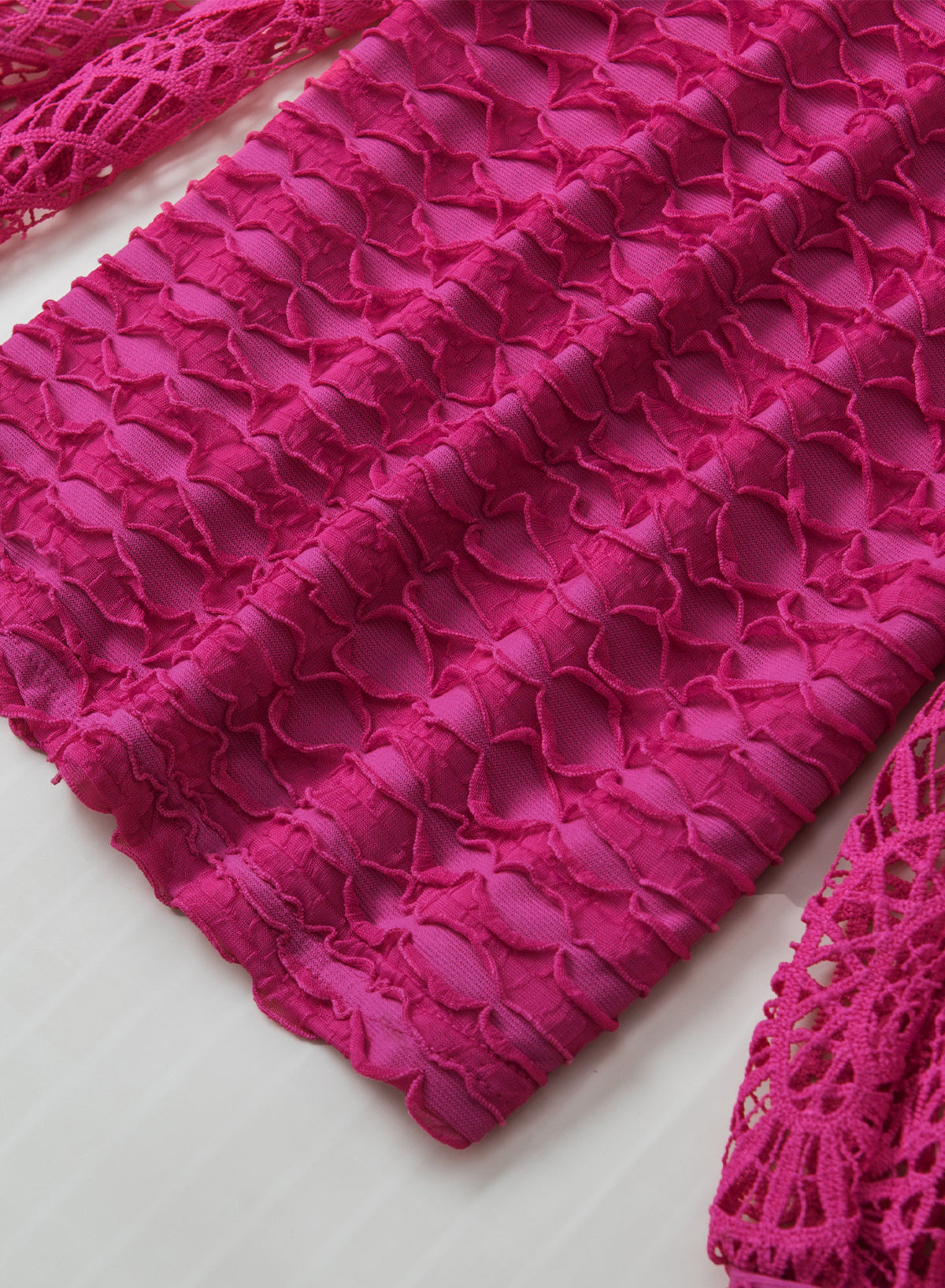 Strukturierte Bluse aus rosafarbener Spitze mit gespleißten Laternenärmeln und Rüschen