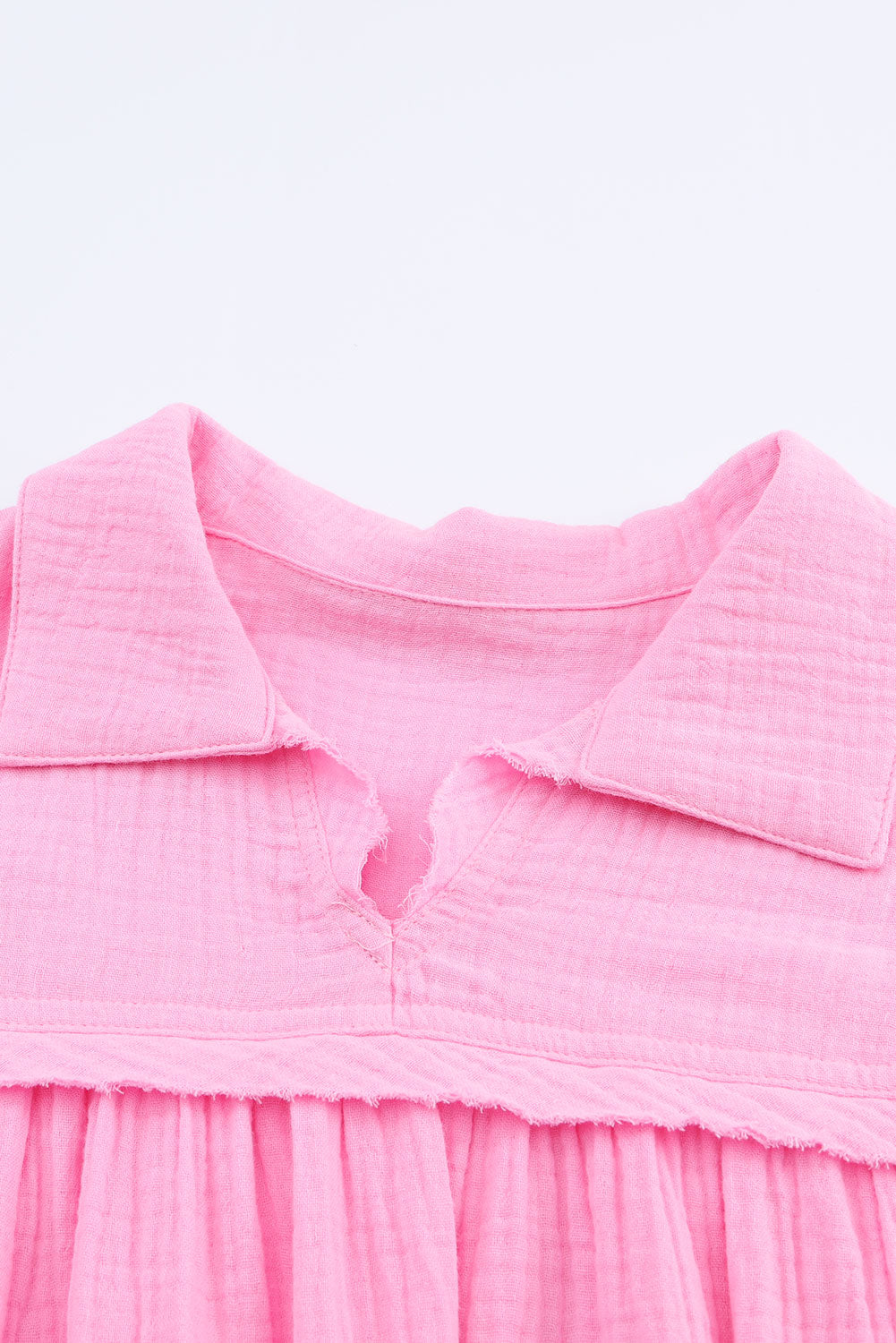 Rožnata teksturirana obleka z mehurčastimi rokavi in ​​ovratnim izrezom