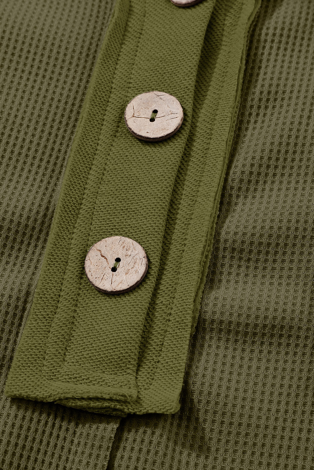 Grünes Waffelstrick-Langarmshirt mit Knöpfen
