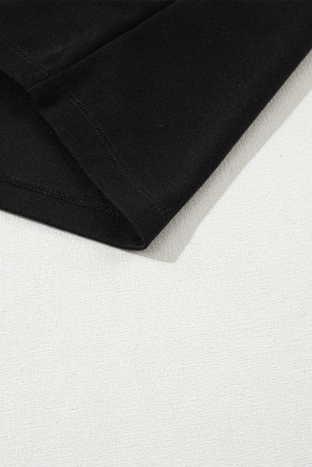 Schwarzes T-Shirt mit 3/4-Ärmeln und Rundhalsausschnitt mit Perlendekor