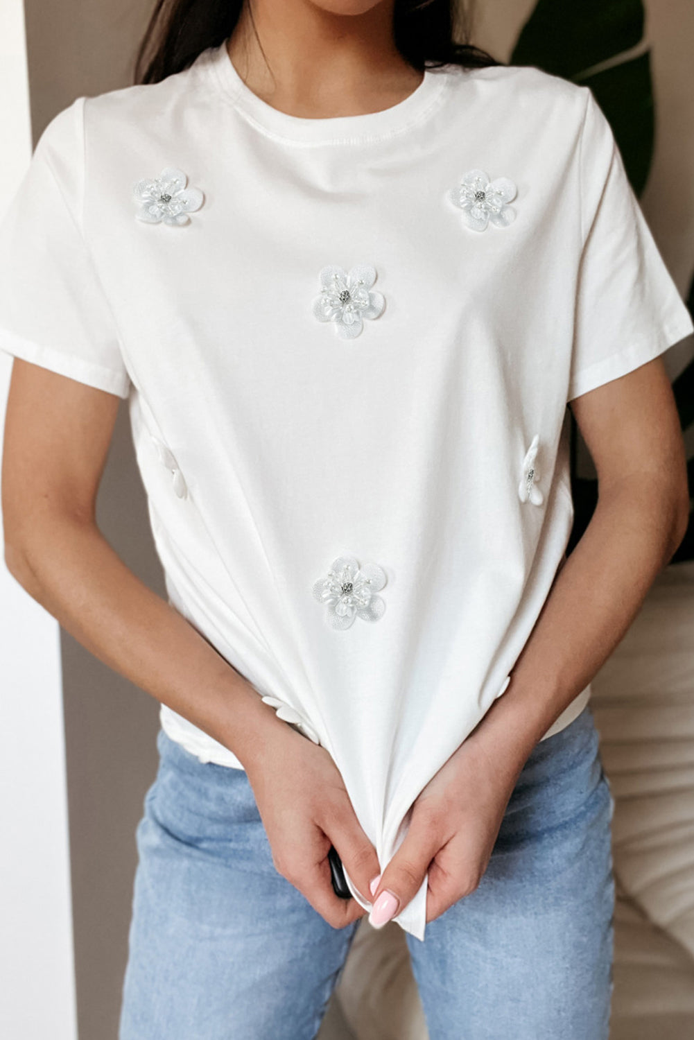 T-shirt à col rond et appliqué de fleurs blanches