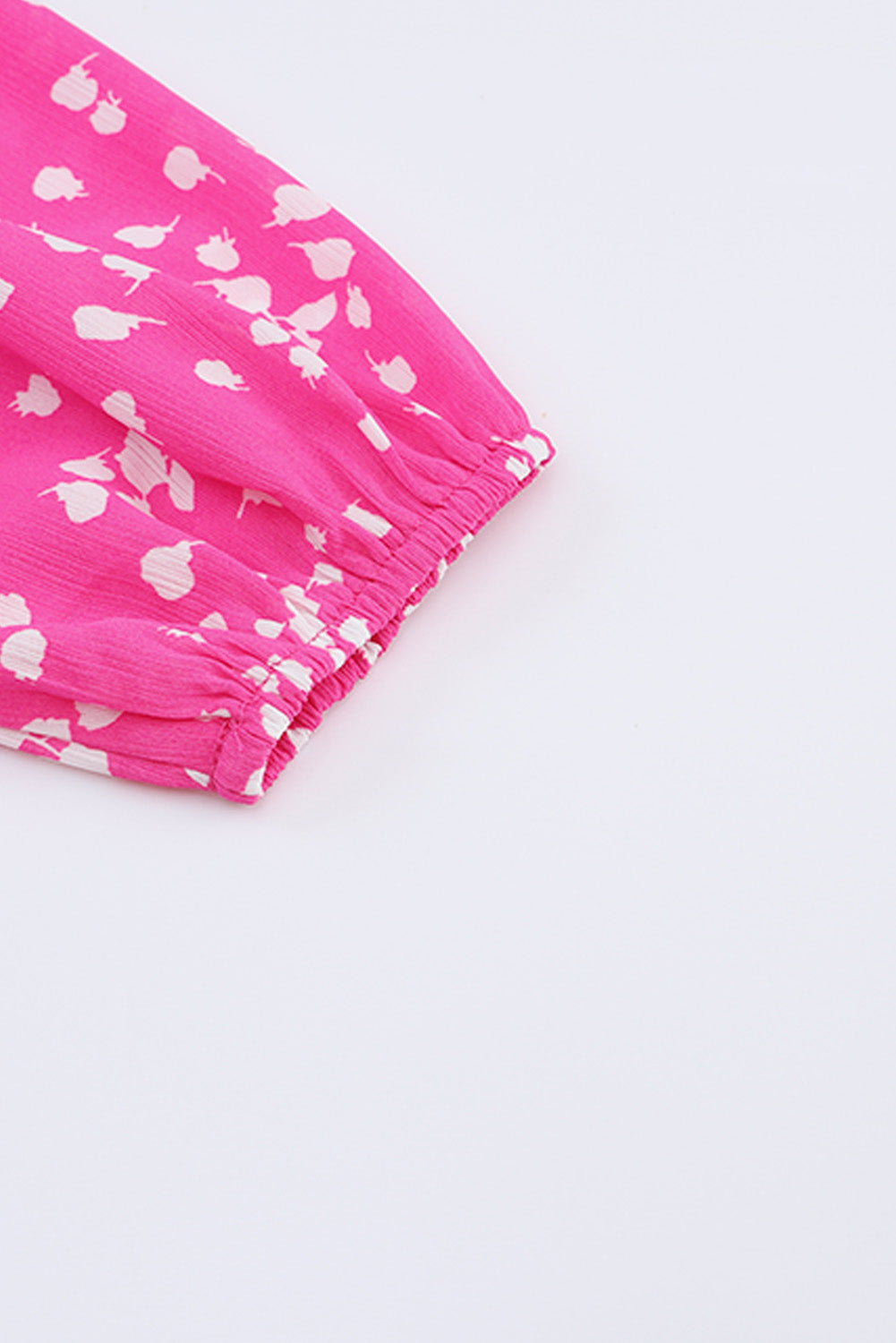 Rožnata jesenska bluza z razcepljenim ovratnikom in potiskom