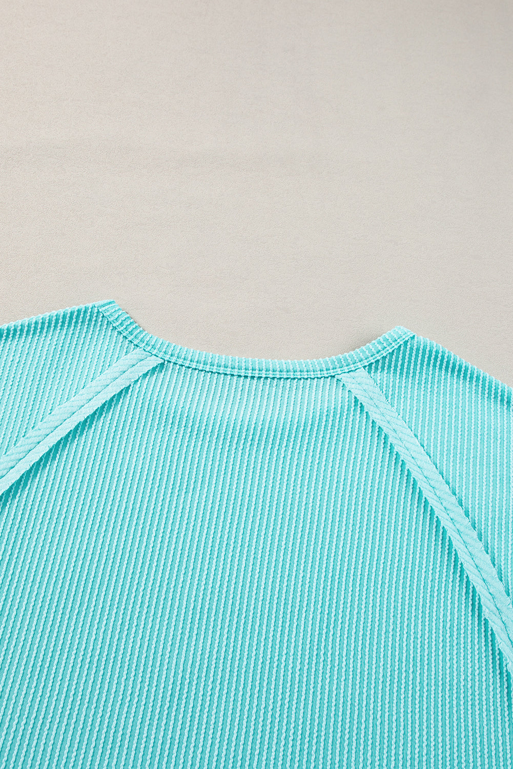 Svetlo modra majica velikih velikosti z izpostavljenimi šivi in ​​rebrami za prosti čas