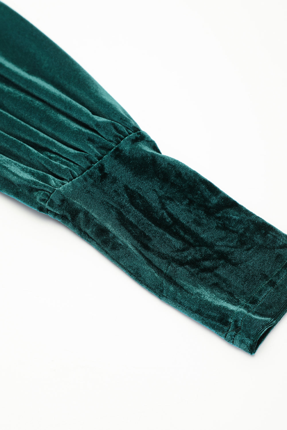 Zelena žametna obleka z naborki in oprijetimi rokavi