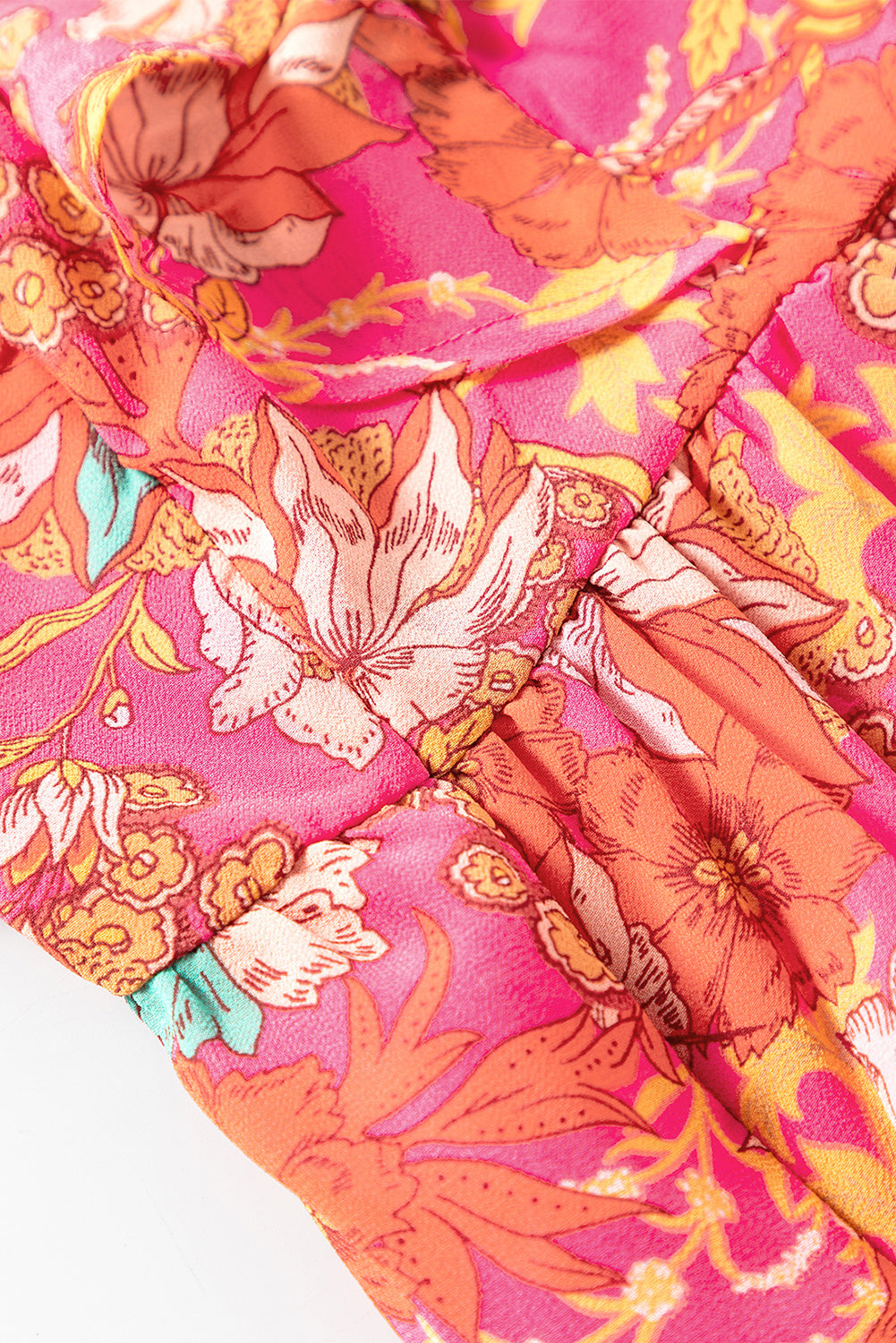Rosa geblümtes, gestuftes Kleid mit eckigem Ausschnitt und Rüschenärmeln