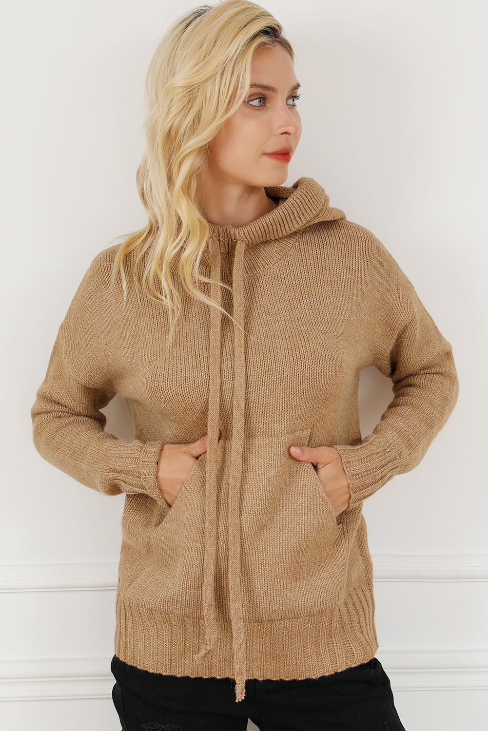 Rjav pulover s kapuco in puloverjem z vrvico