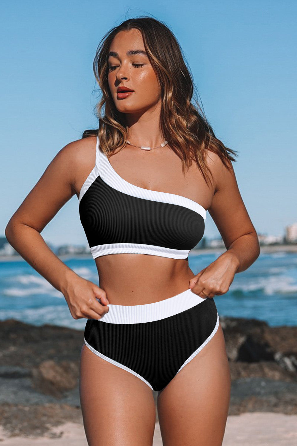 Schwarzes One-Shoulder-Patchwork-Bikini-Set mit hoher Taille