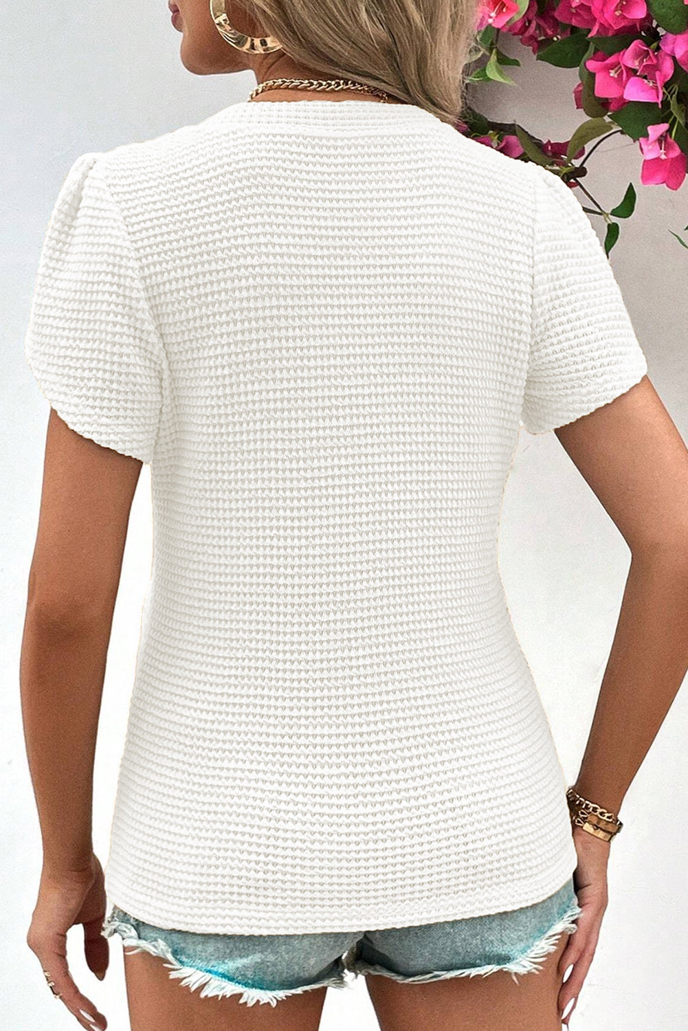 T-shirt bianca in maglia waffle con maniche a petalo e scollo a V