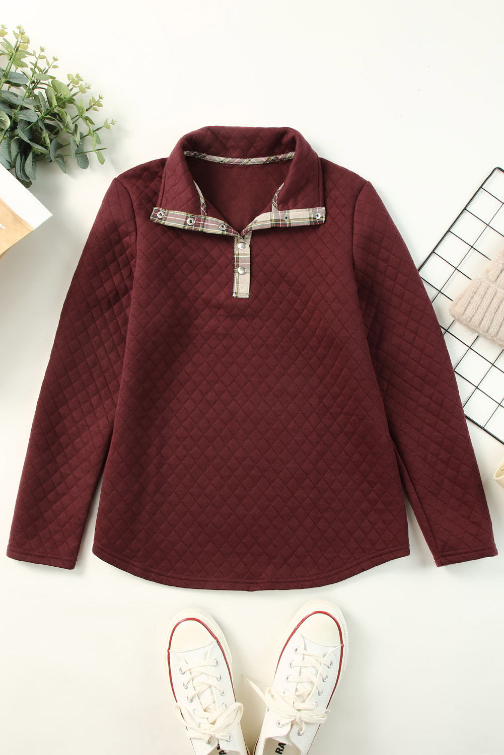 Feuriges rotes Sweatshirt mit geometrischer Textur und kariertem Besatz