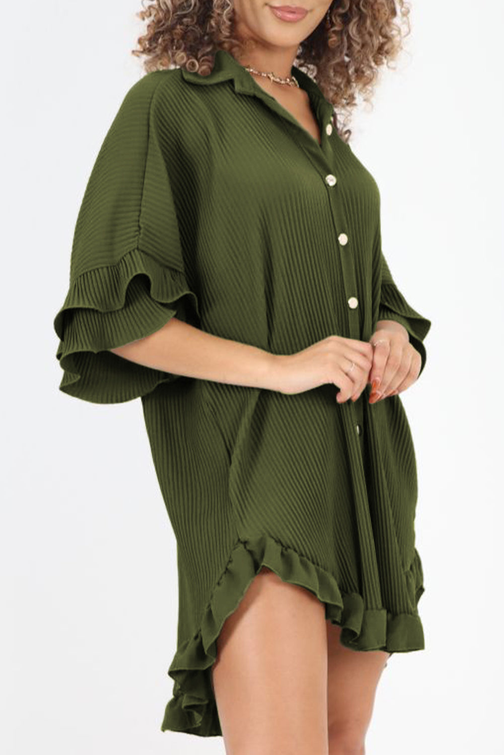 Robe chemise plissée vert mousse à ourlet haut et bas, manches à volants