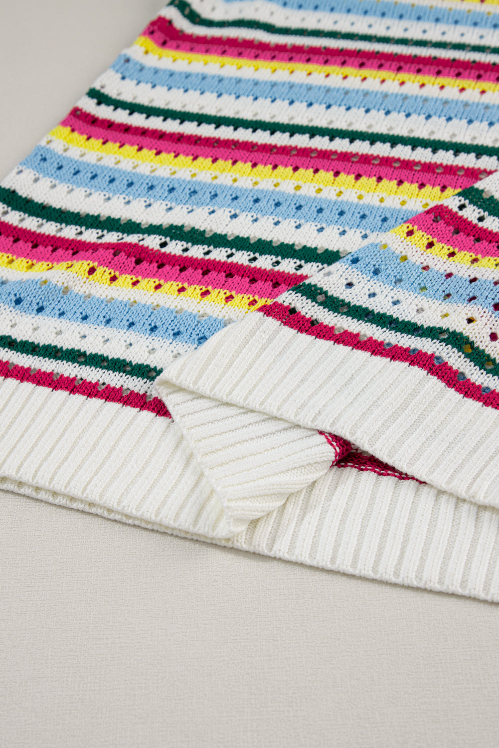 Gilet maglione con finiture smerlate a righe colorate bianche
