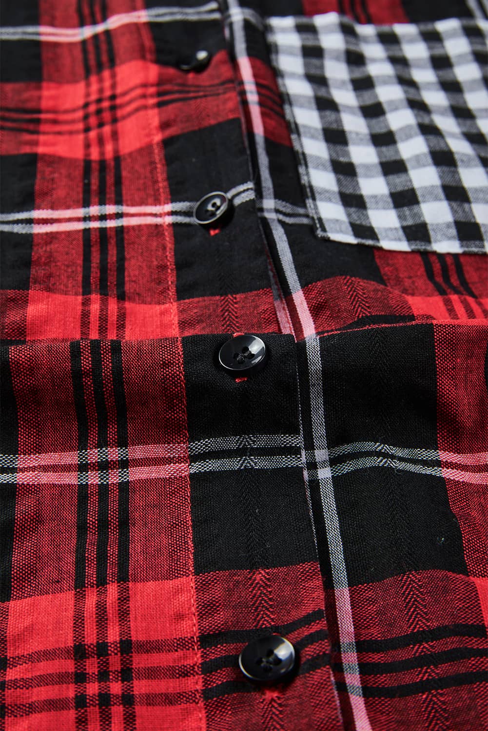 Vatrenocrvena karirana košulja s dugim rukavima s otvorenim ovratnikom i džepovima u hit boji