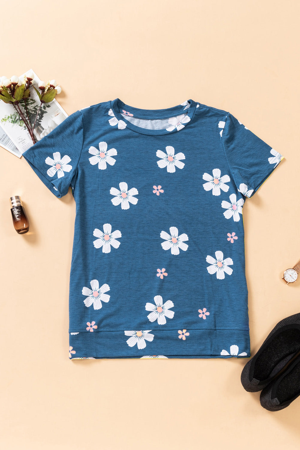 T-shirt blu con motivo floreale