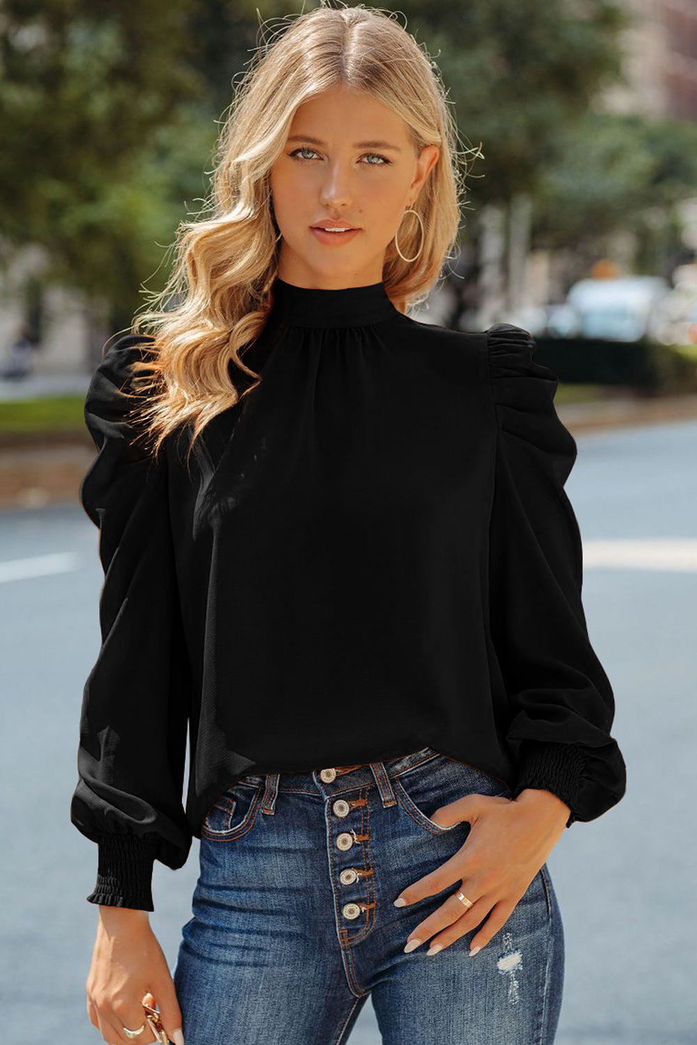 Top in chiffon nero con maniche lunghe a palloncino e collo a lupetto